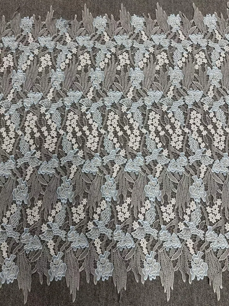 Fleurs pâles en cascade · tissu brodé — H103 / Q880 — Blanc, bleu pâle et beige