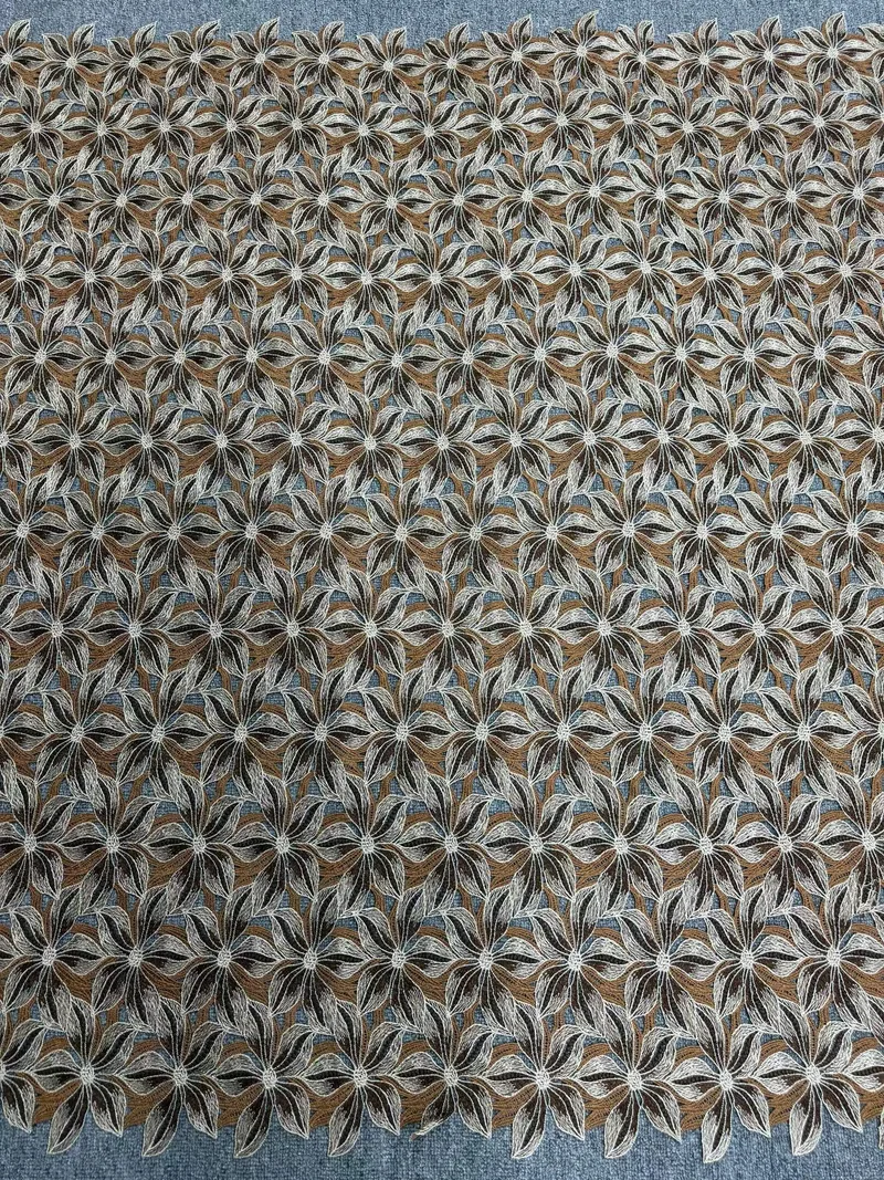 Mosaïque de feuilles aux tons terre · tissu brodé — H105 — Brun, crème, gris et tons dorés