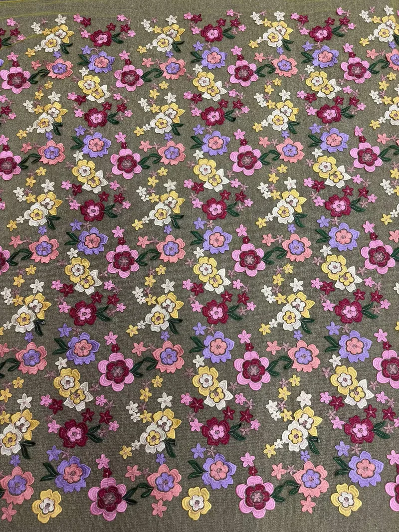 Petites fleurs pastel · tissu brodé — H106 — Rose, lilas, jaune et blanc