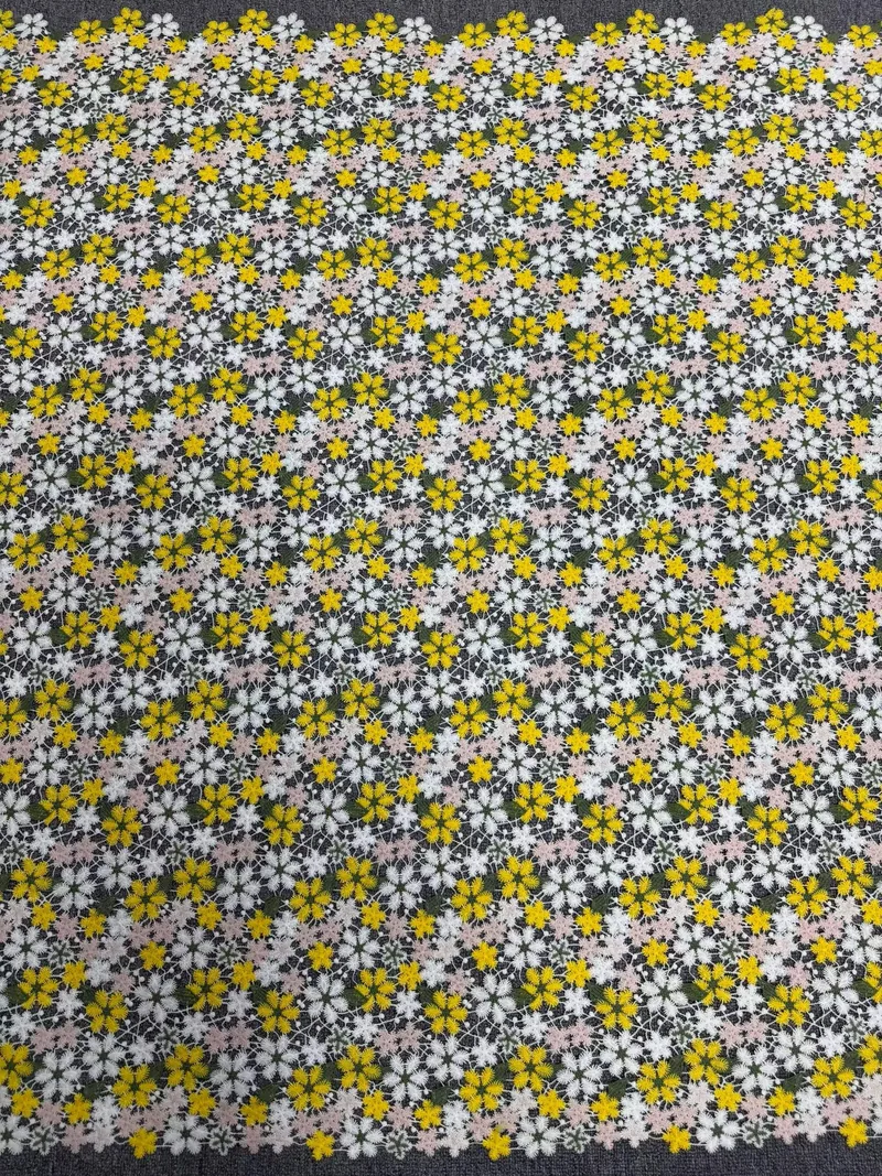 Marguerites blanches et jaunes · tissu brodé — H108 — Blanc, jaune et lilas