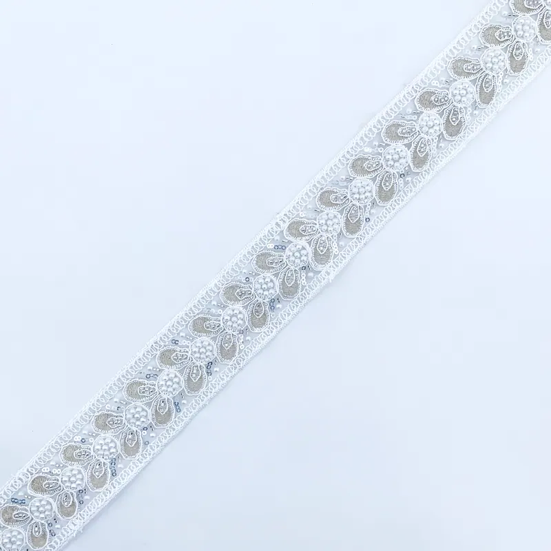 Galão ornamentado em marfim e dourado · 24 — Marfim e dourado