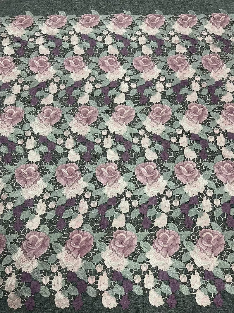 Lianes de roses poudrées · tissu brodé — Q090 — Rose poudré, crème et vert