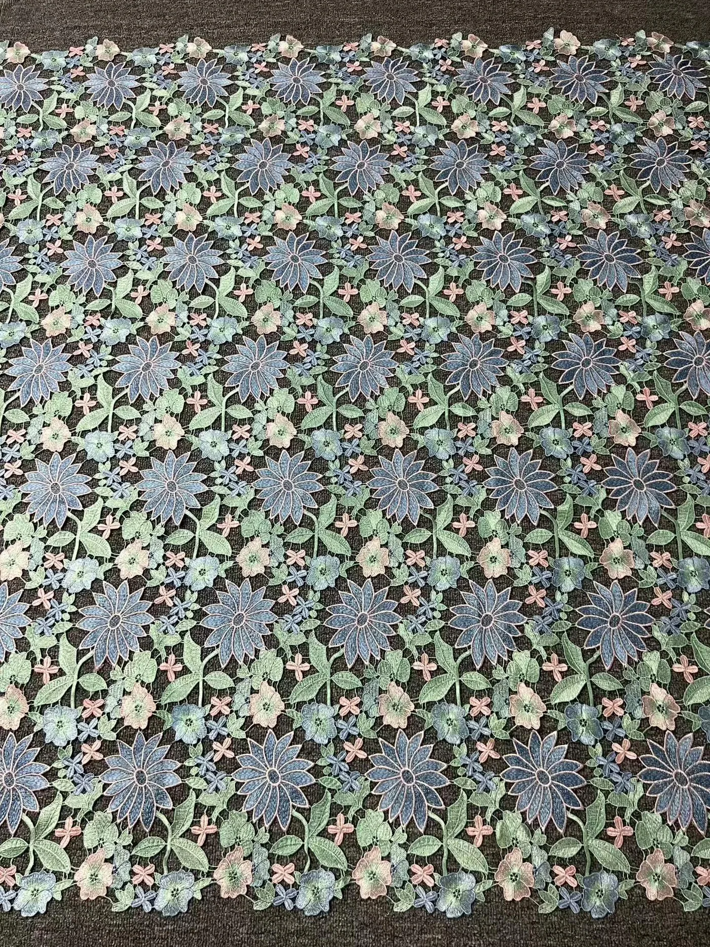 Mosaico campestre pastel · tecido bordado — Q562
