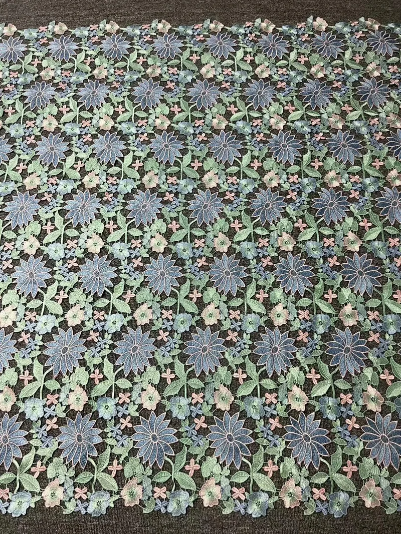 Mosaïque de prairie pastel · tissu brodé — Q562 — Bleu pâle, lilas, crème et vert