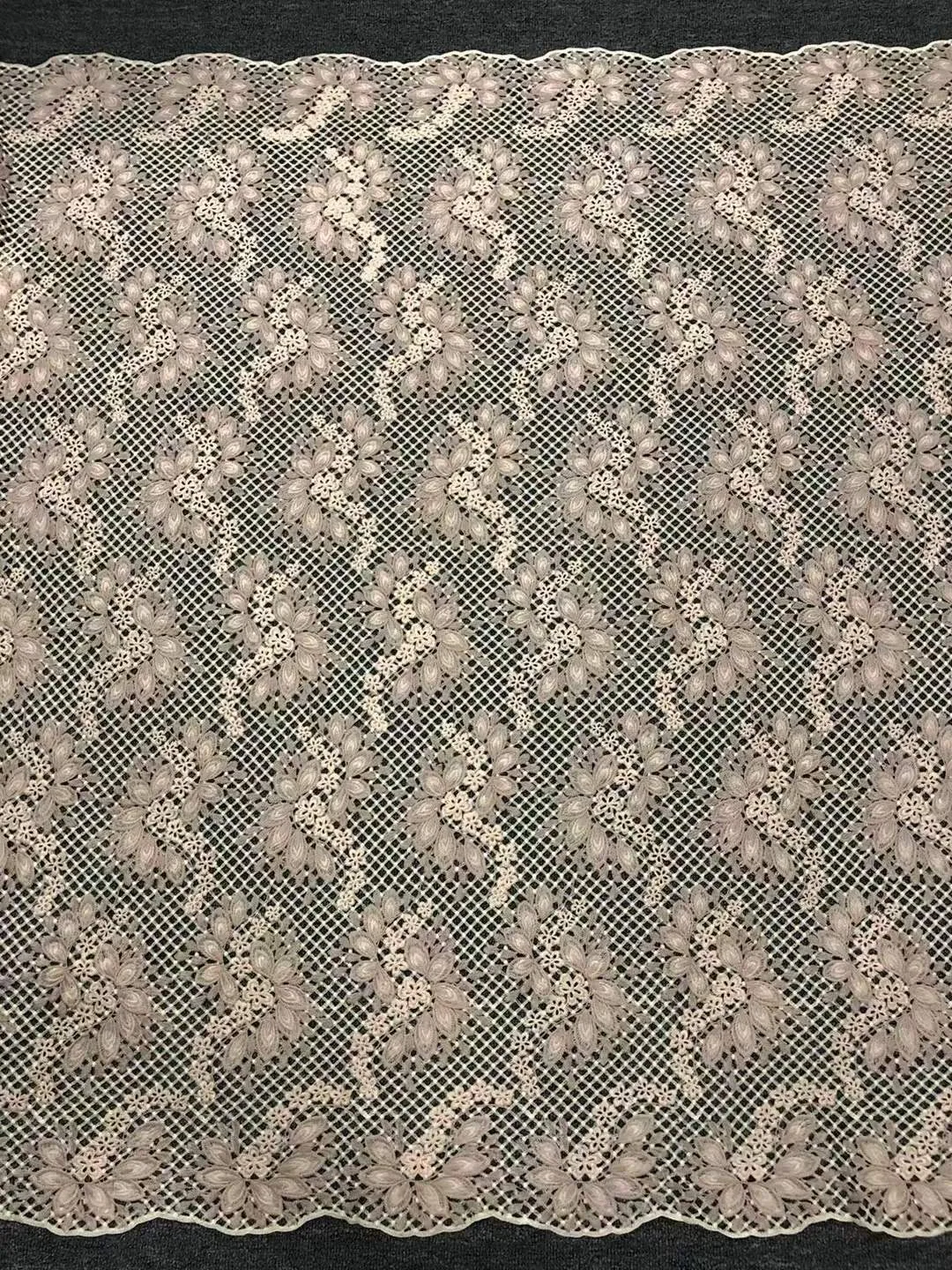 Renda floral festonada · tecido bordado — Q580