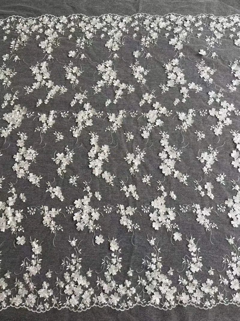 Branches fleuries blanches · tissu brodé — Q588 — Blanc sur tulle transparent