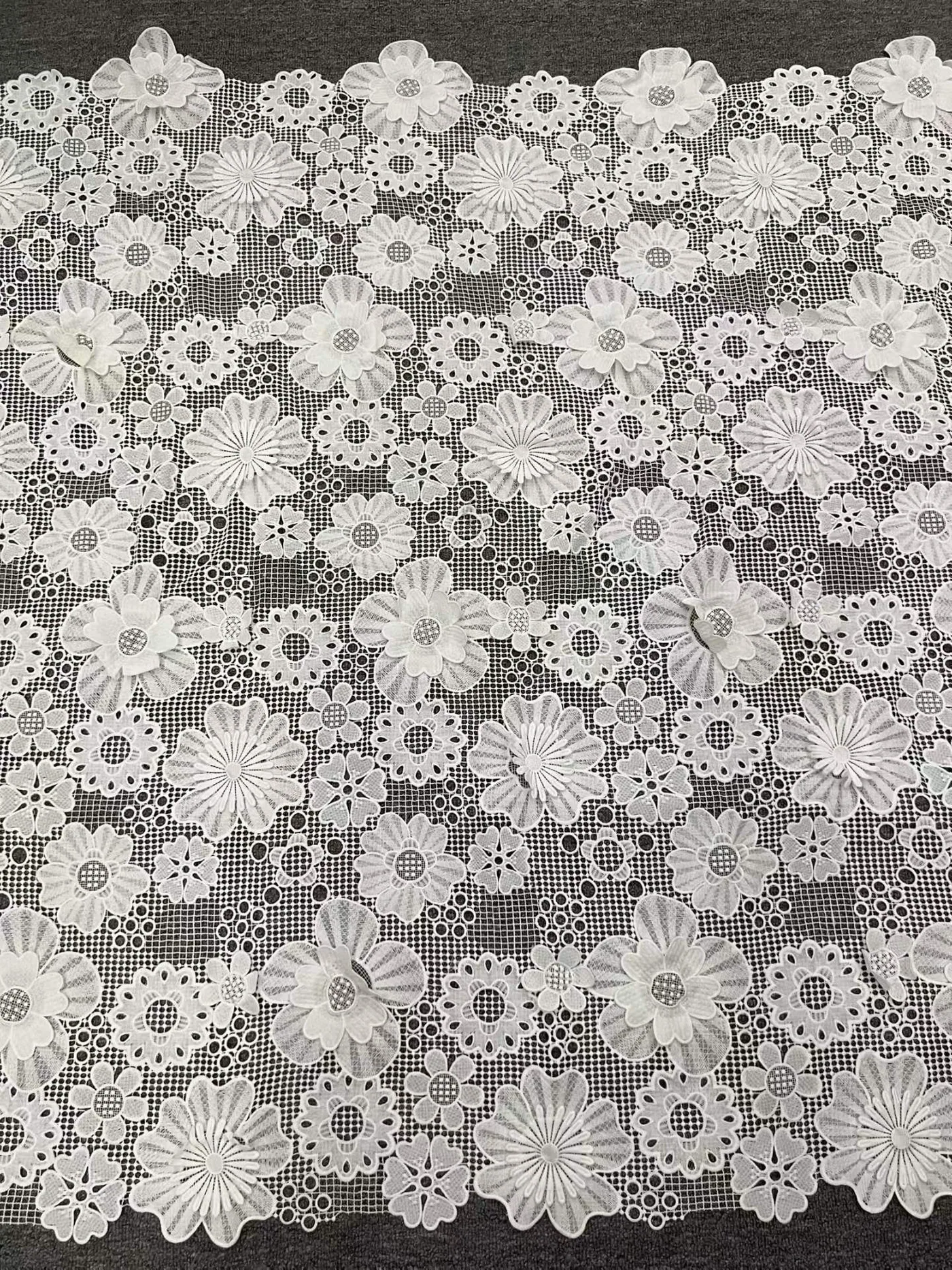 Renda branca de flores redondas · tecido bordado — Q876