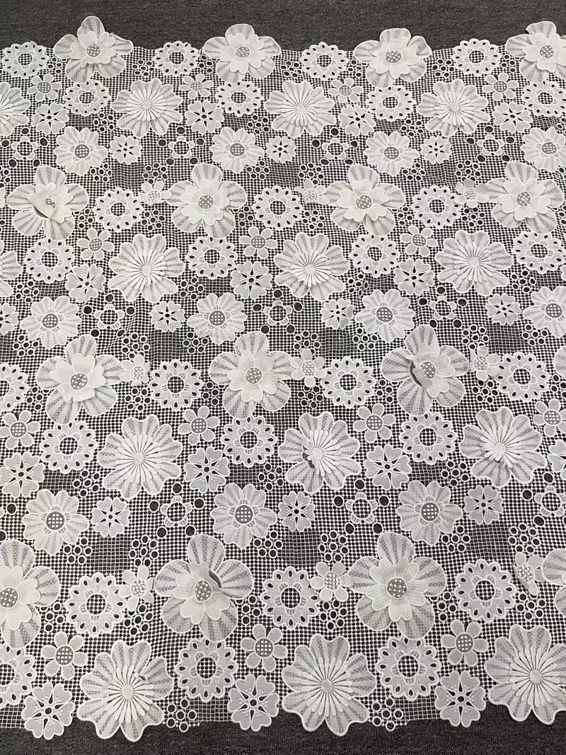 Dentelle blanche à fleurs rondes · tissu brodé — Q876 — Tons blancs et ivoire