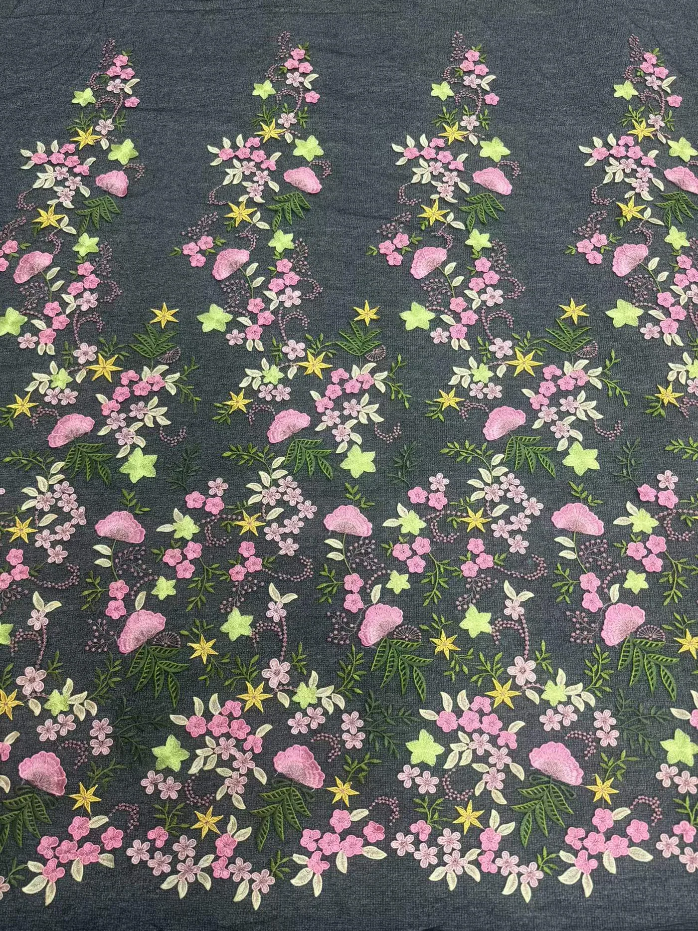 Raminhos florais rosa · tecido bordado — Q878