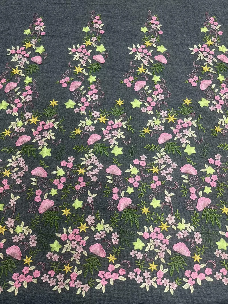 Brindilles fleuries roses · tissu brodé — Q878 — Rose, jaune et vert