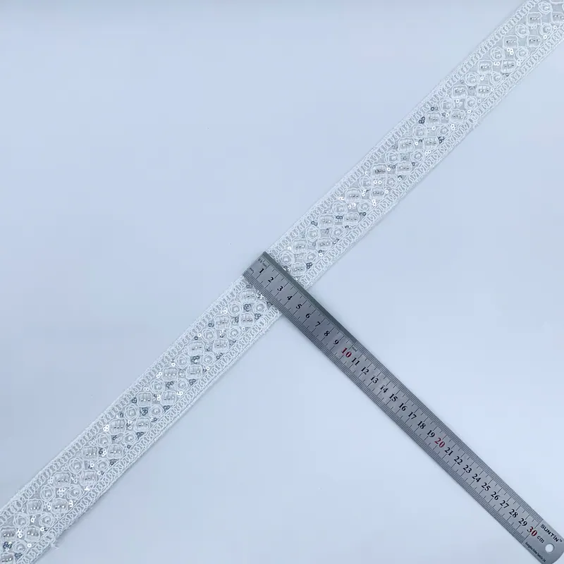 Galão de renda branca ornamentada · 03 — Branco e prateado