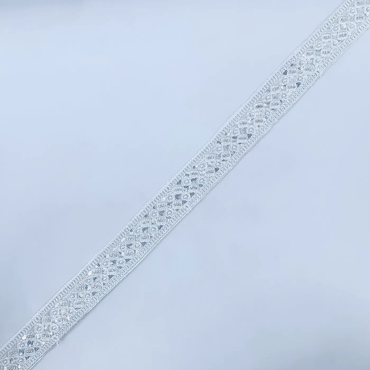 Galão de renda branca ornamentada · 03