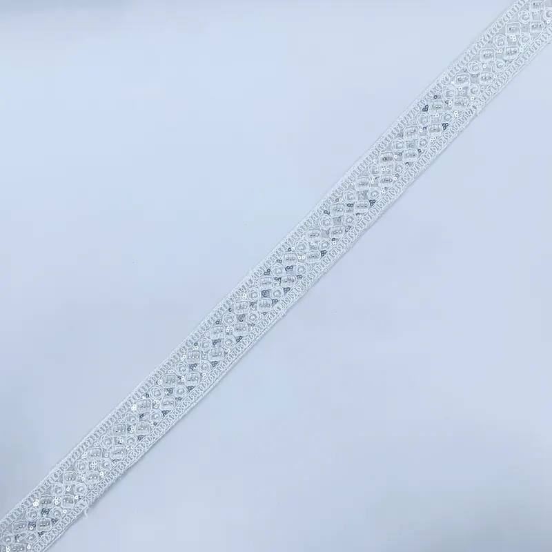 Galão de renda branca ornamentada · 03 — Branco e prateado
