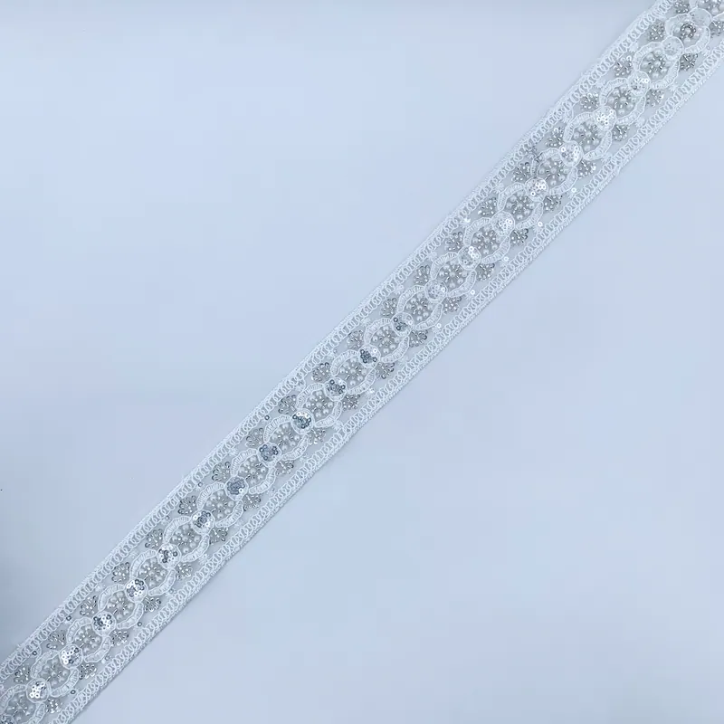 Galão de renda branca ornamentada · 06 — Branco e prateado