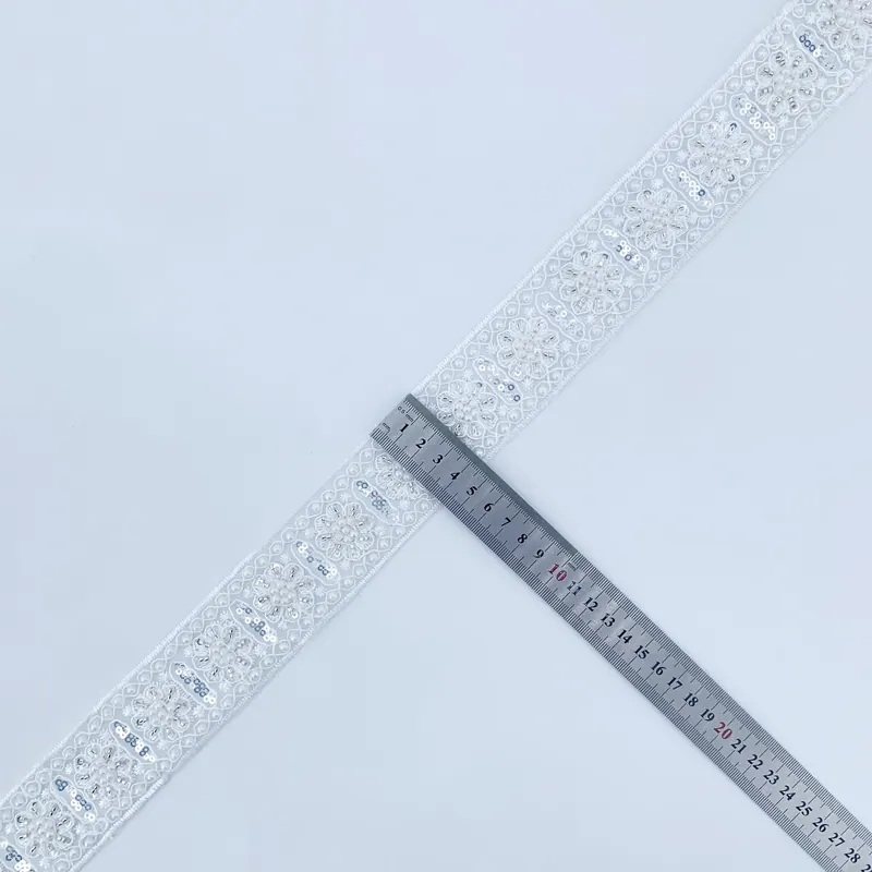 Galão de renda branca ornamentada · 07 — Branco e prateado