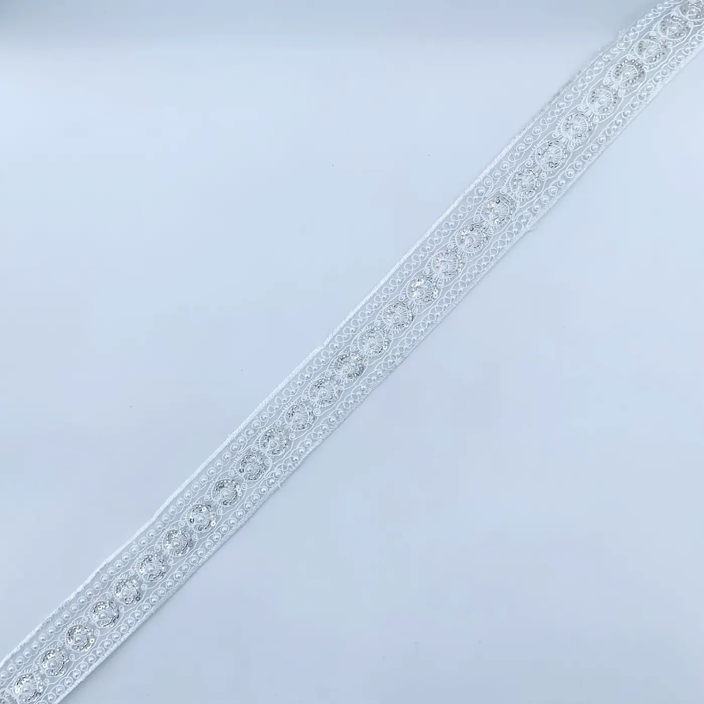 Galon de dentelle blanc orné · 09