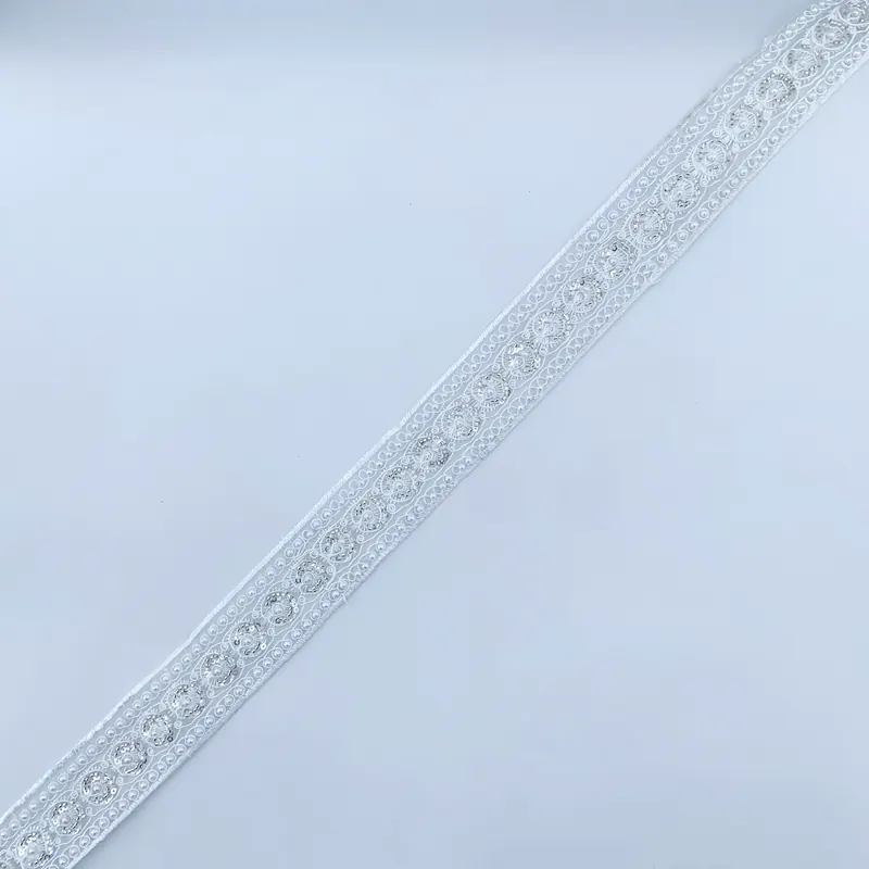 Galão de renda branca ornamentada · 09 — Branco e prateado