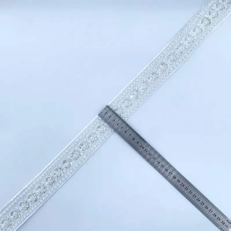 Galon de dentelle blanc orné · 09 — Blanc et argenté