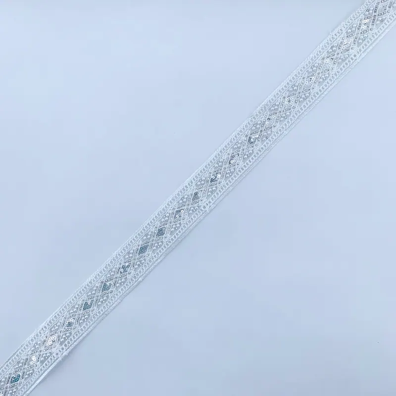 Galão de renda branca ornamentada · 11 — Branco e prateado