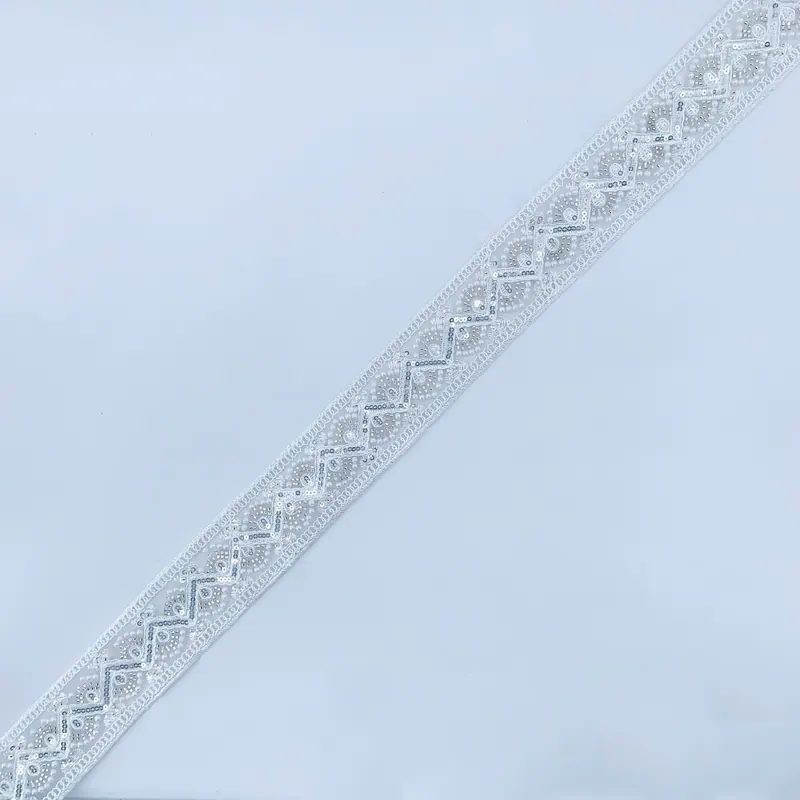 Galão de renda branca ornamentada · 12 — Branco e prateado