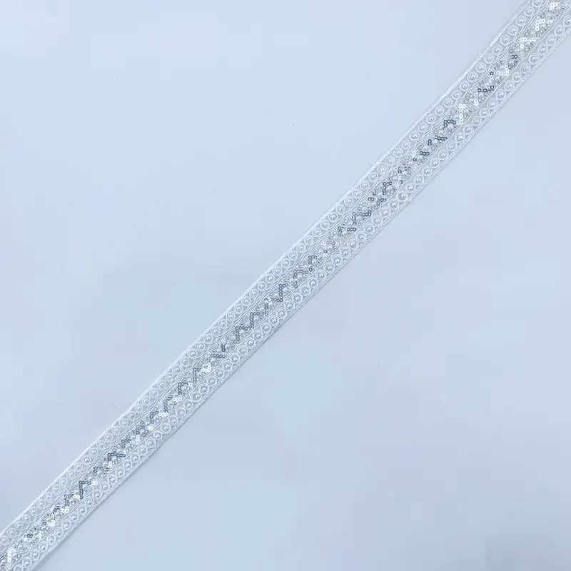 Galão de renda branca ornamentada · 13 — Branco e prateado