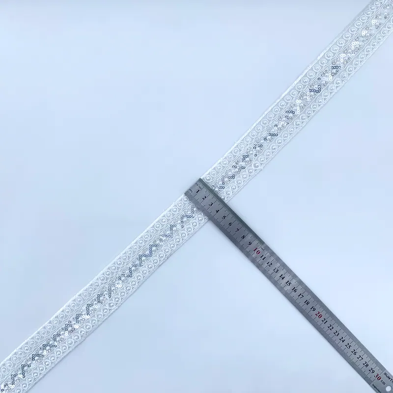 Galão de renda branca ornamentada · 13 — Branco e prateado