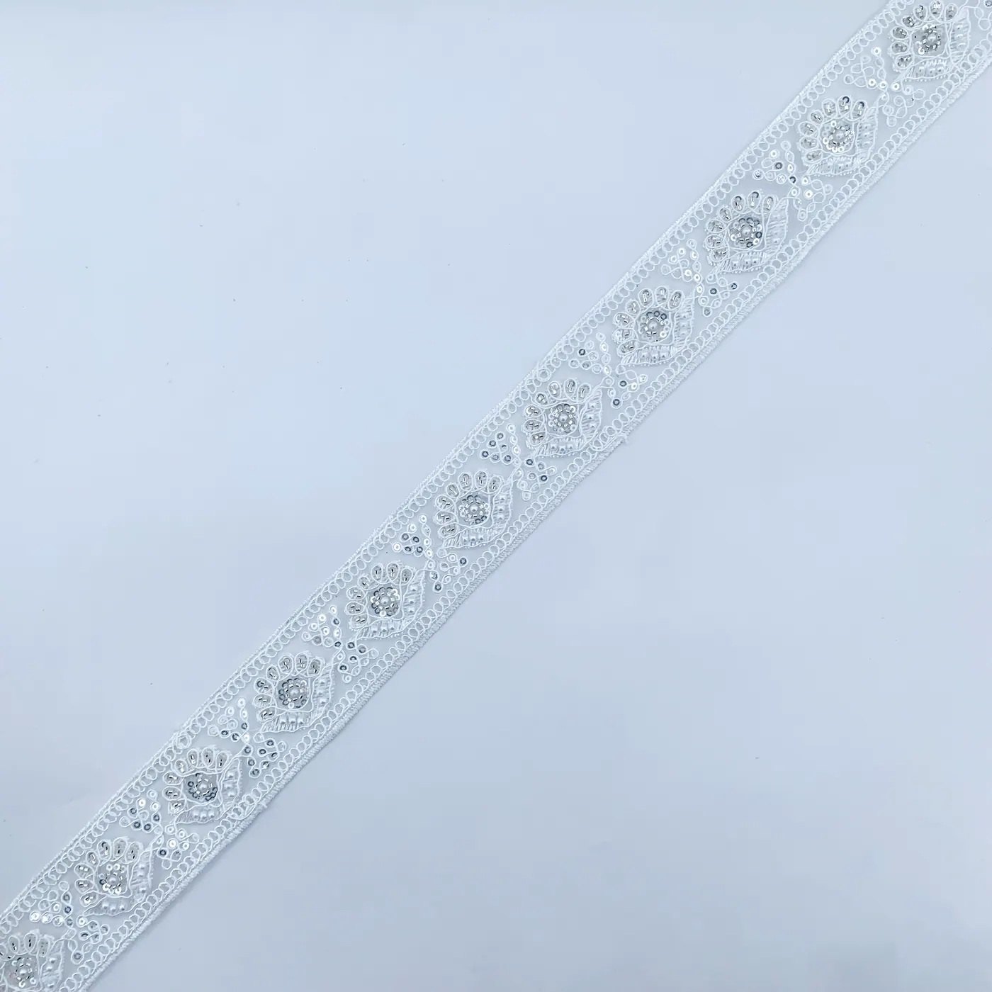 Galão de renda branca ornamentada · 16