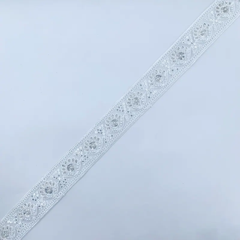 Galão de renda branca ornamentada · 16 — Branco e prateado