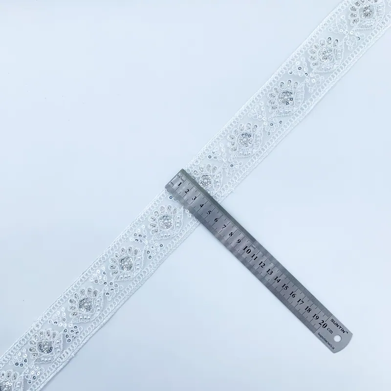Galão de renda branca ornamentada · 16 — Branco e prateado