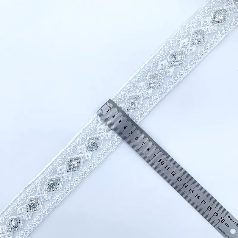 Galão de renda branca ornamentada · 18 — Branco e prateado