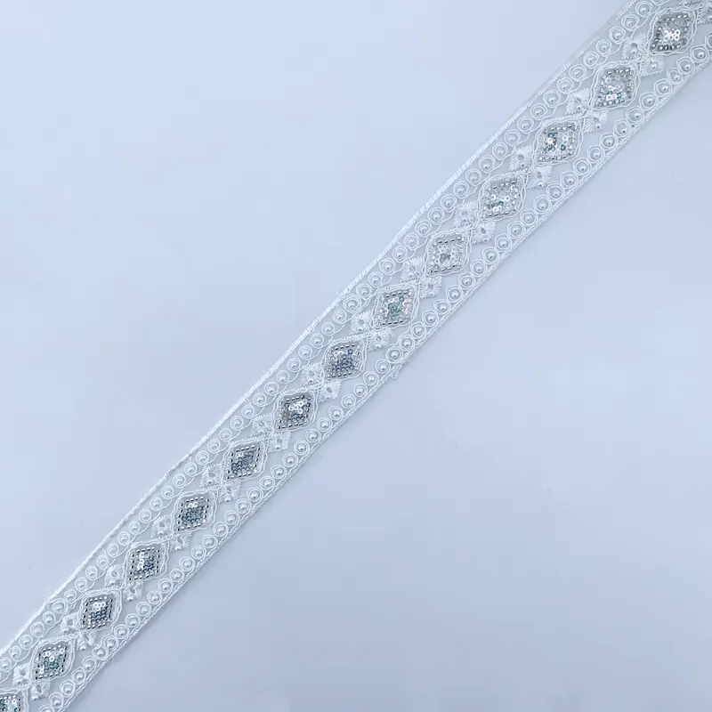 Galão de renda branca ornamentada · 18 — Branco e prateado