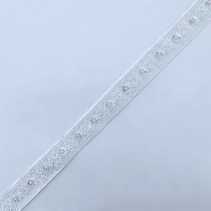 Galão de renda branca ornamentada · 19 — Branco e prateado