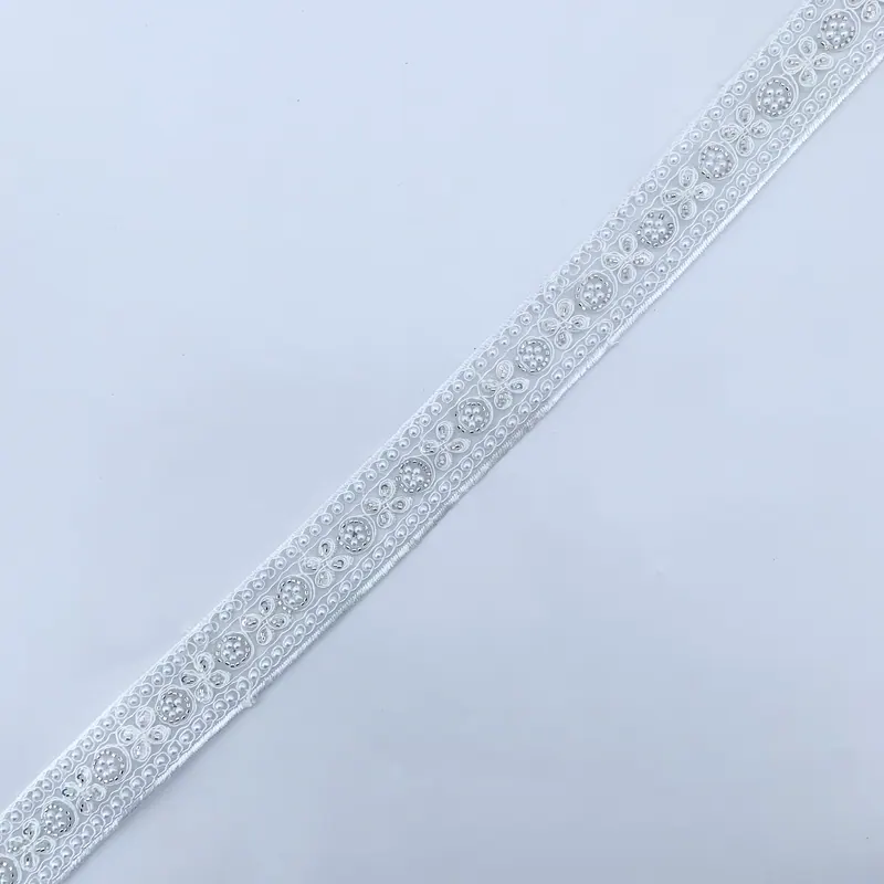 Galão de renda branca ornamentada · 19 — Branco e prateado