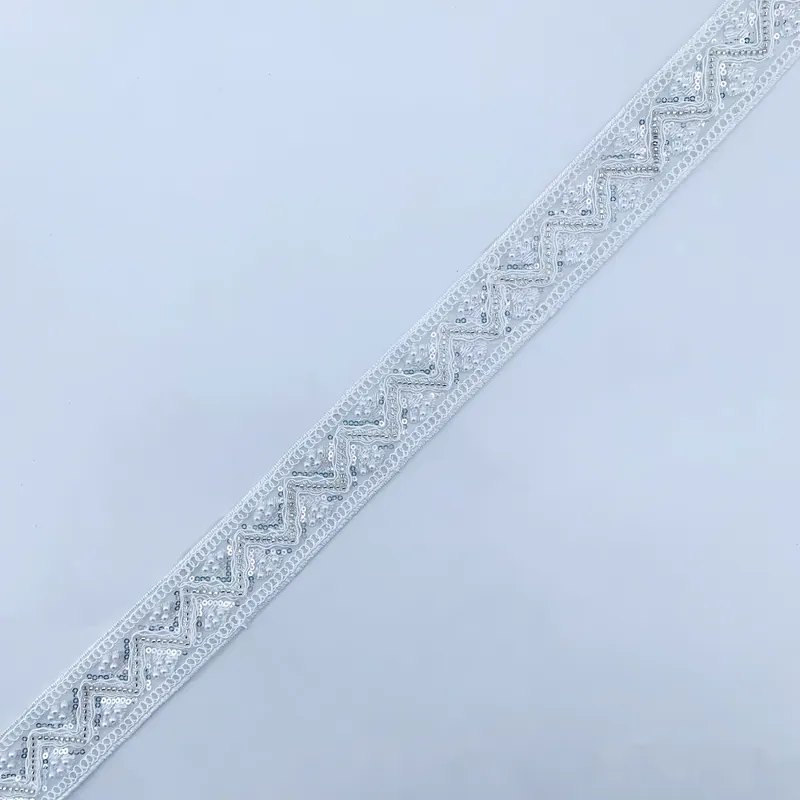 Galão de renda geométrica branca — Branco e prateado