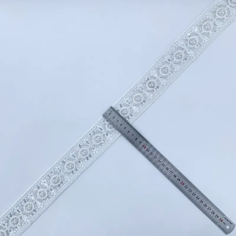 Galão de renda branca com pétalas — Branco e prateado
