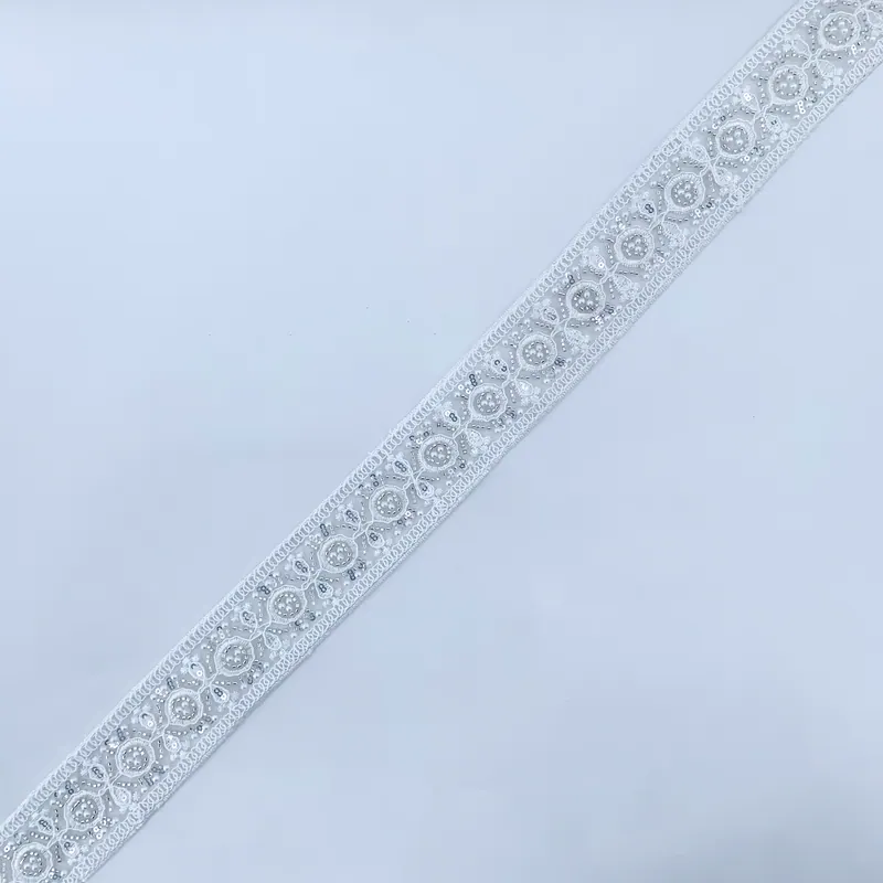 Galão de renda branca com pétalas — Branco e prateado